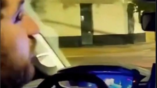 Captura de video viral de pelea entre streamer y conductor de Uber dentro del auto