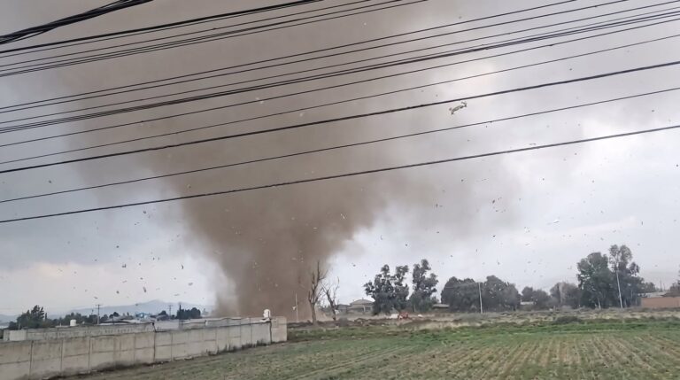 Torbellino de tierra color marrón claro y gris en un campo abierto en Valle de Toluca
