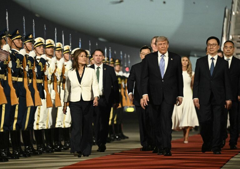 Trump junto al vicepresidente de China, Han Zheng, en la ceremonia de bienvenida en el Aeropuerto Internacional de Pekín-Capital
