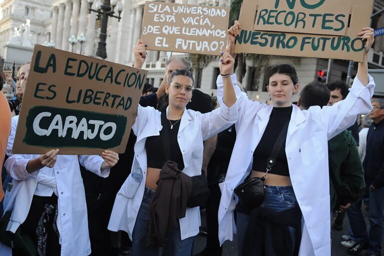 Manifestantes con carteles de la UBA en Plaza de Mayo