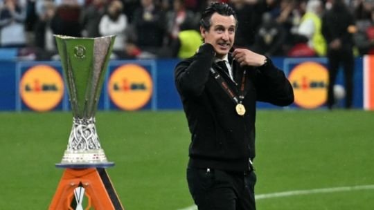 Unai Emery levanta el trofeo de la Europa League con el Aston Villa