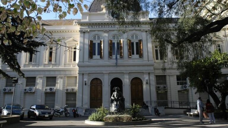 Estudiantes y docentes en la puerta de la Universidad Nacional de La Plata durante una protesta