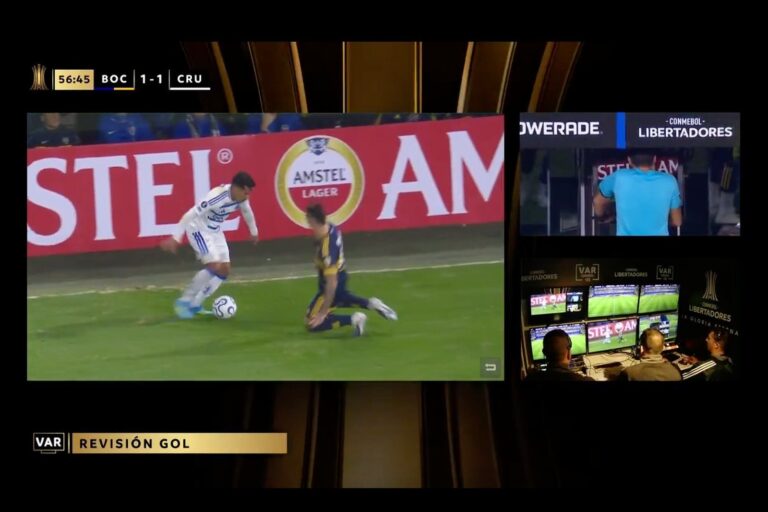 Jugadores de Boca y Cruzeiro en el campo durante el partido de Copa Libertadores 2026