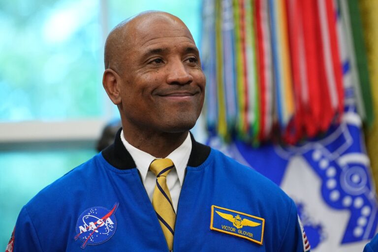 Victor Glover, astronauta de la misión Artemis II, durante una entrevista