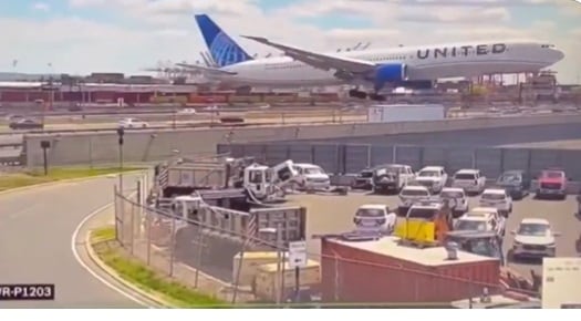 Momento del choque de un avión de United Airlines contra un camión durante el aterrizaje en Newark