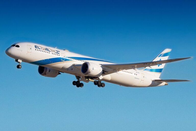 Avión de El Al en aeropuerto