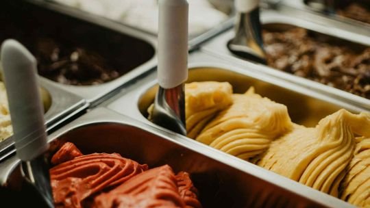 Maestros heladeros preparando helado artesanal en la Copa Argentina del Helado Artesanal