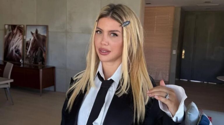 Wanda Nara recibiendo el premio Martín Fierro a mejor conductora