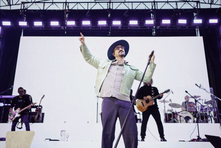 Abel Pintos en el escenario durante los festejos por el Día de la Bandera en Rosario