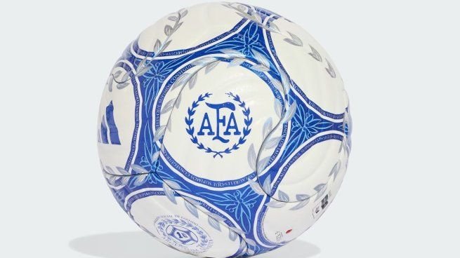 Pelota Argentum Gambeta de Adidas con diseño blanco, azul y plateado, logos de AFA y número 10