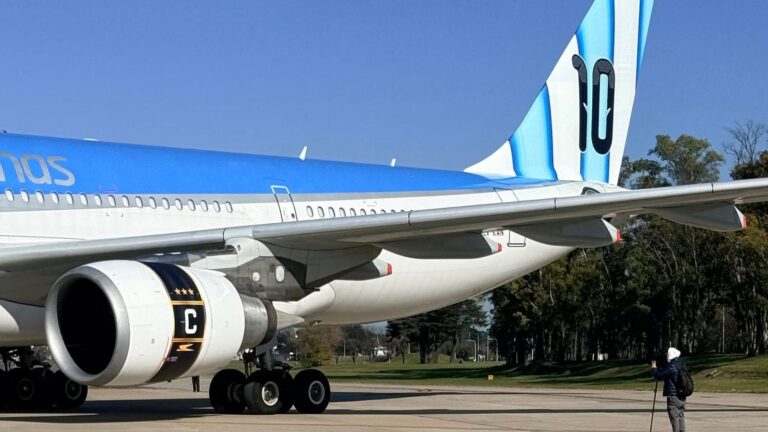 Avión de Aerolíneas Argentinas con diseño de la Selección Argentina