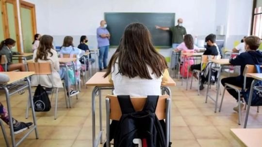 Estudiante secundario rindiendo examen