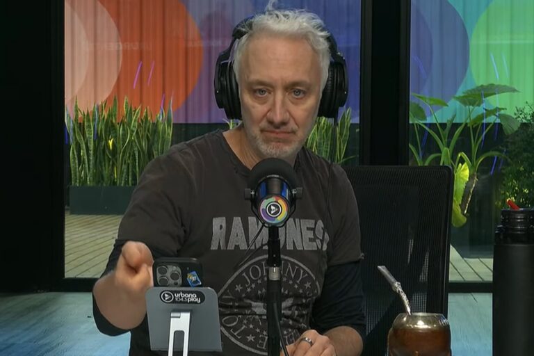 Andy Kusnetzoff en un estudio de radio