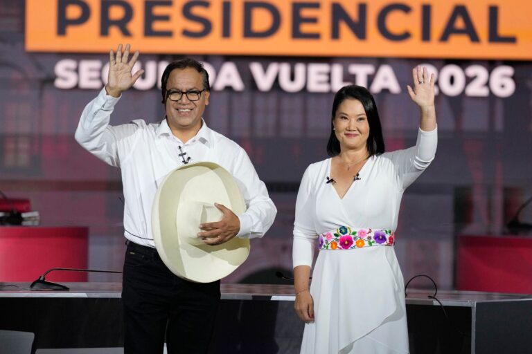 Urnas electorales en Perú durante el balotaje presidencial