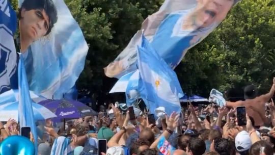Miles de hinchas argentinos con camisetas y banderas en un parque de Dallas durante un banderazo previo al partido contra Austria
