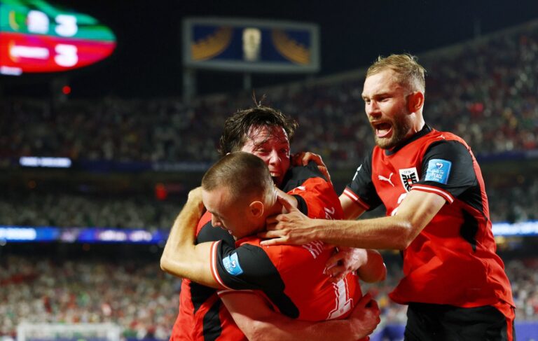 Jugadores de Austria celebrando el gol del empate ante Argelia en el Mundial