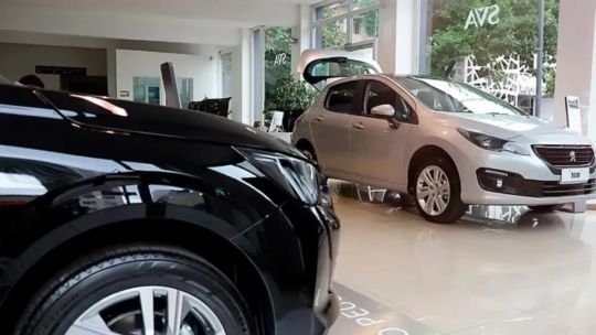 Vehículos cero kilómetro estacionados en un concesionario