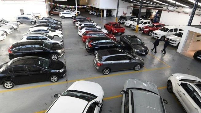 Autos usados estacionados en fila