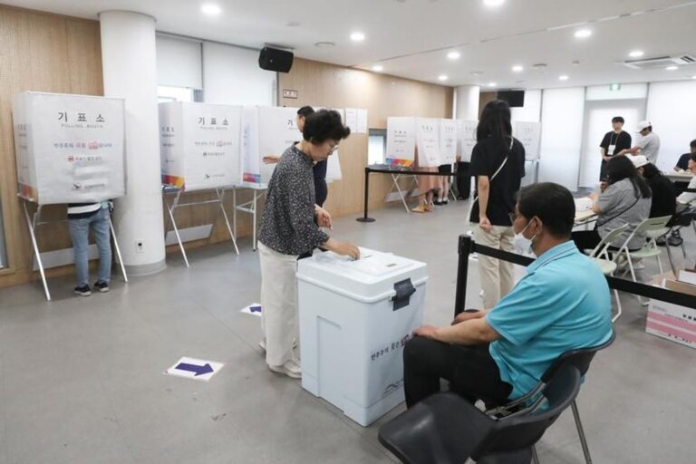 Urnas y votantes en elecciones presidenciales de Perú