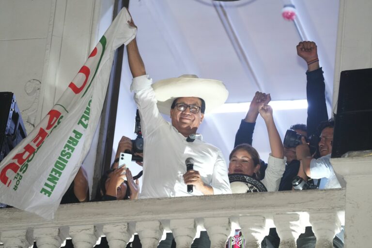 Urnas electorales en Perú durante el balotaje presidencial