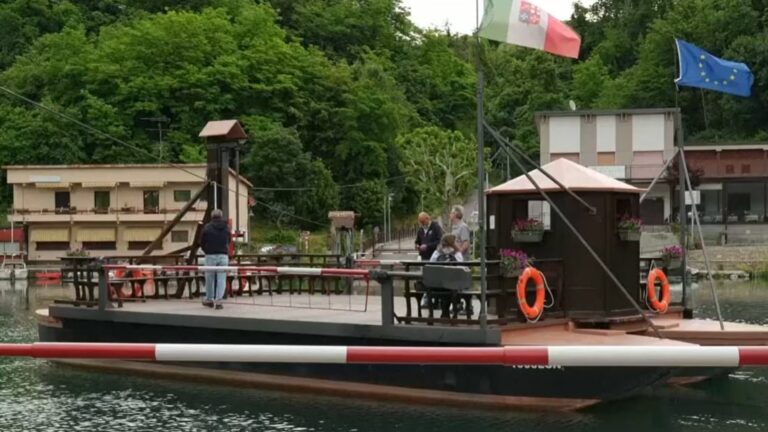 Barcaza de Leonardo da Vinci cruzando el río Adda en Lombardía