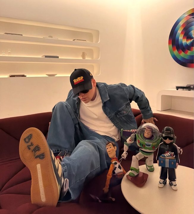 Bizarrap posa con los juguetes Woody y Buzz Lightyear para promocionar su participación en Toy Story 5