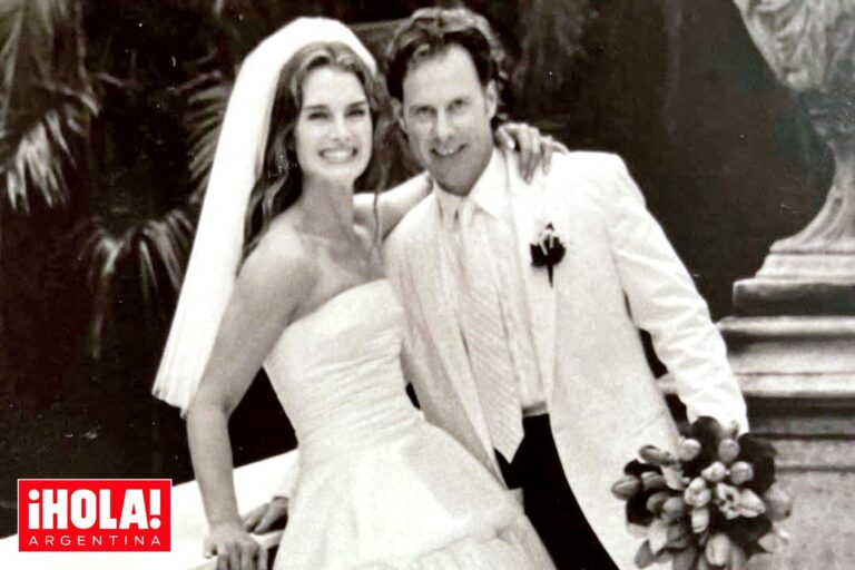 Brooke Shields y Chris Henchy sonriendo juntos
