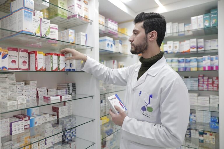 Persona retirando medicamentos en una farmacia con credencial digital