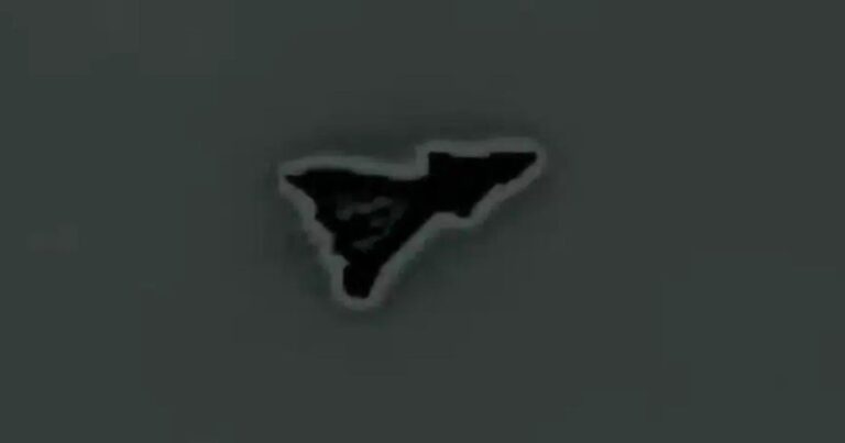Imagen borrosa de un avión no identificado sobre el desierto de Nevada