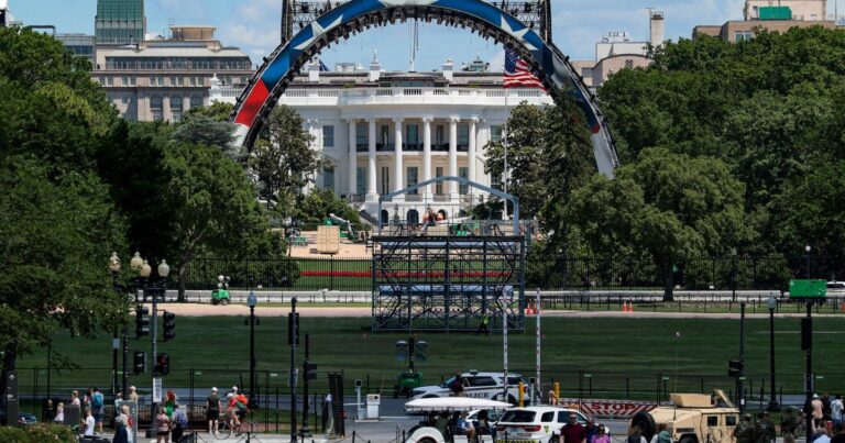 Militares estadounidenses formados en fila frente a la Casa Blanca