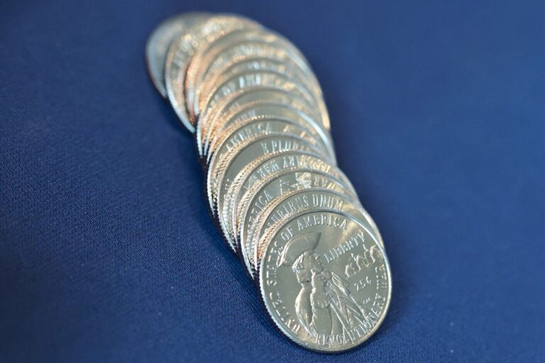Moneda de 25 centavos con inscripción July 4th y diseño de la Liberty Bell