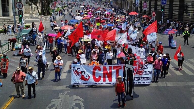Docentes de la CETEG durante movilización