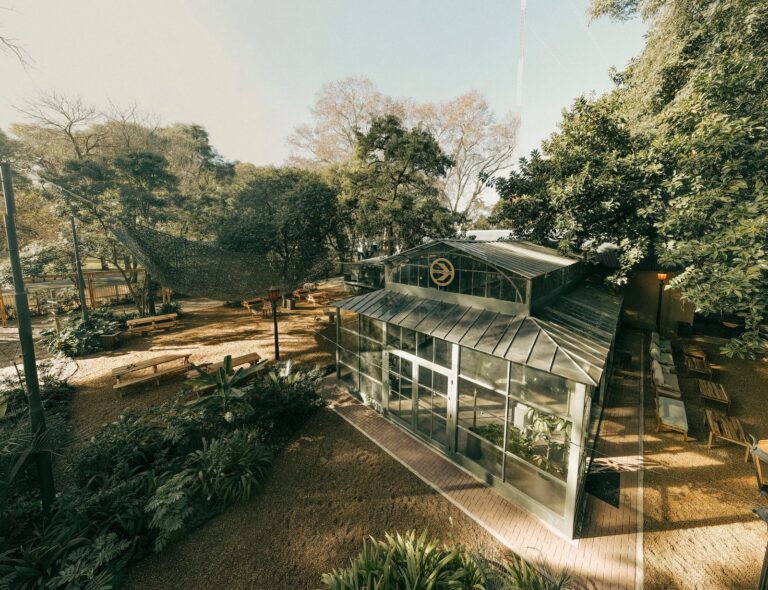 Vista del predio restaurado Casa Futuro en los bosques de Palermo