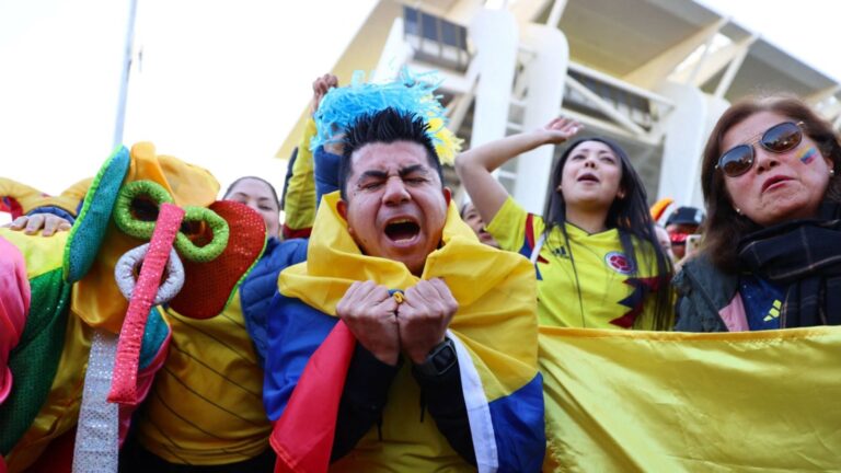 Estadio de fútbol con aficionados durante un partido de la Copa Mundial