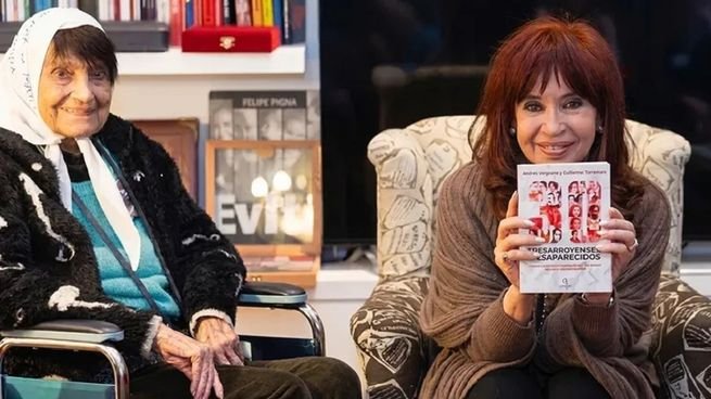 Cristina Kirchner en el balcón de su departamento durante el homenaje a Taty Almeida