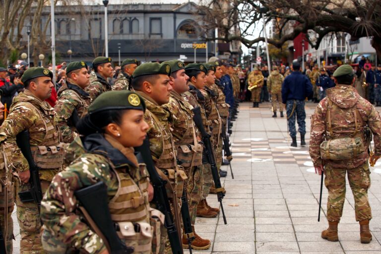 Personal de las Fuerzas Armadas Argentinas en formación