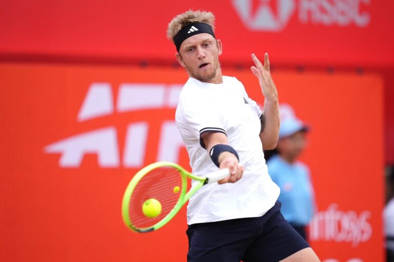 Pelota de tenis sobre césped