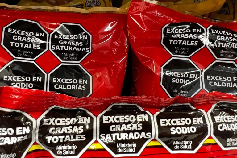 Productos de supermercado con sellos negros de etiquetado frontal en Argentina