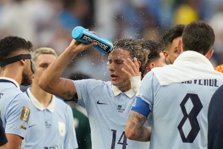 Jugadores de fútbol utilizando chalecos refrigerantes durante un entrenamiento