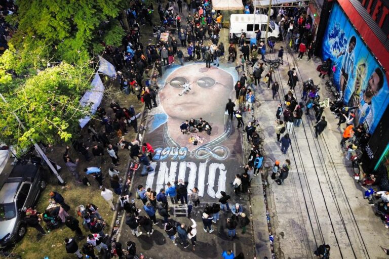 Multitud en la despedida al Indio Solari en el Parque Domínico de Avellaneda