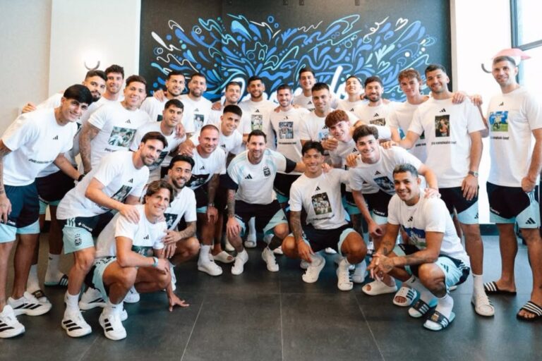 Lionel Messi con sus compañeros de la selección argentina y una remera especial de cumpleaños