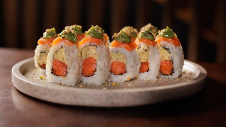 Sushi variado en un plato con palillos