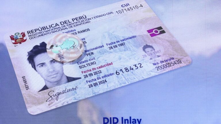 DNI electrónico 3.0 sobre una superficie
