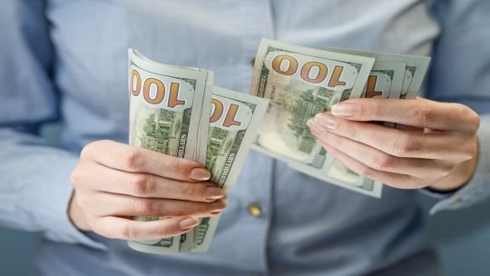 Billetes de dólar estadounidense apilados