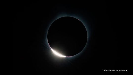 Eclipse solar total con perlas de Baily y anillo de diamante visibles en el cielo