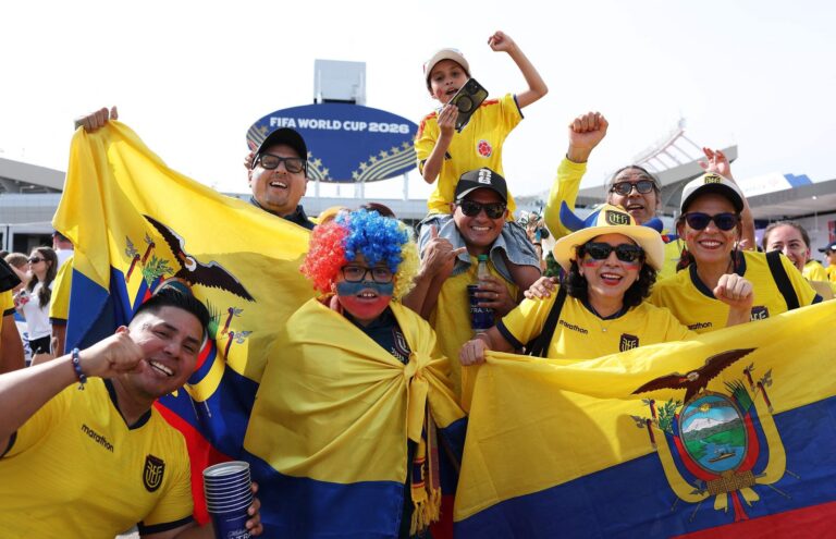 Escudos de las selecciones de Ecuador y Curazao antes del partido del Mundial 2026