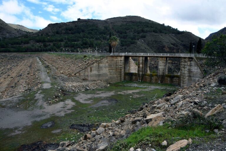 Embalse con agua almacenada y paisaje natural
