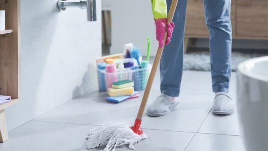 Mujer realizando tareas de limpieza en un hogar