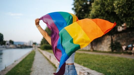 Personas con bandera LGBT+ en evento público