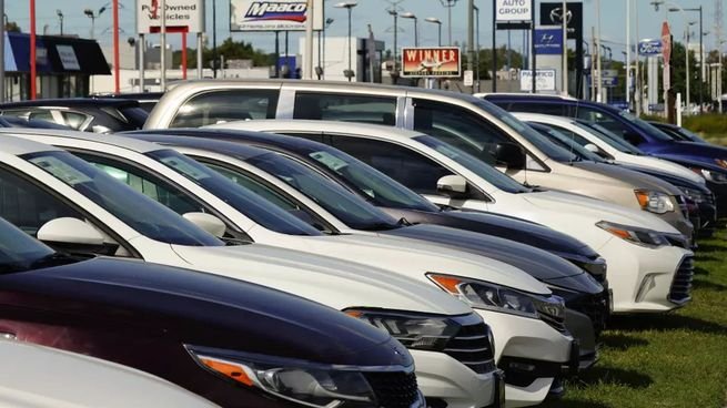 Bandera de Estados Unidos y automóviles en una fábrica